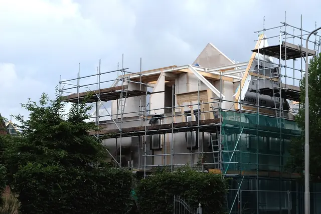 Maison en rénovation sous échafaudage